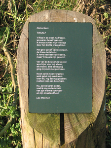 833224 Afbeelding van het gedicht 'Twaalf' van Leo Mesman op een paneel, gemonteerd op een schuin afgezaagde boomstam ...